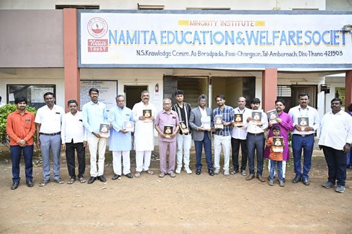 Nagesh Jadhav with the Siddharth College team